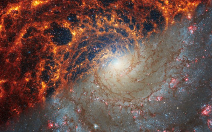 Comparação entre imagens captadas pelo James Webb (diagonal acima) e Hubble (abaixo) — Foto: Nasa