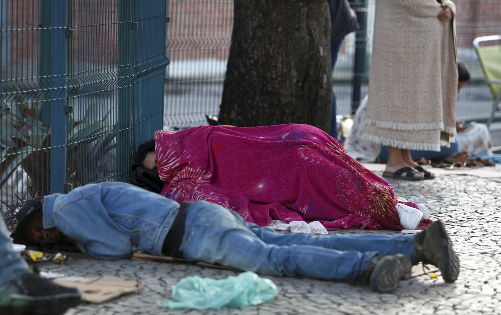 A fila se formou na noite anterior ao começo do atendimento. Muitos dormiram ao relento — Foto: Fabiano Rocha / Agência O Globo