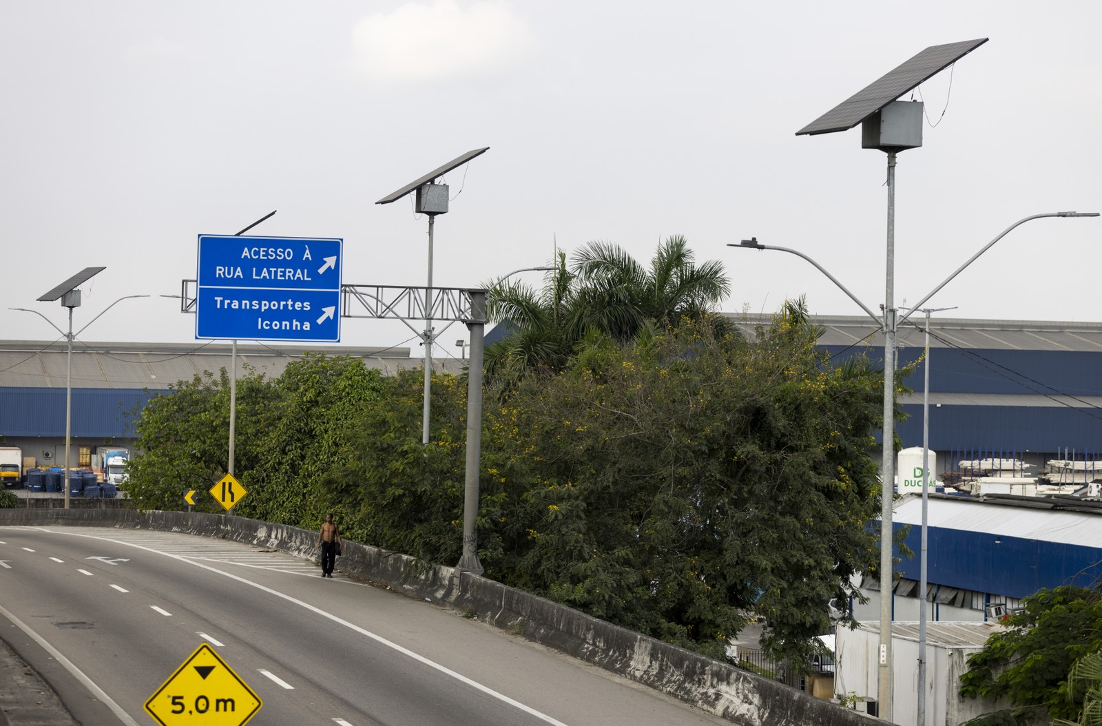 Últimos postes do Arco Metropolitano estão em Caxias, num trevo na altura do Hospital Adão Pereira Nunes — Foto: Márcia Foletto / Agência O Globo