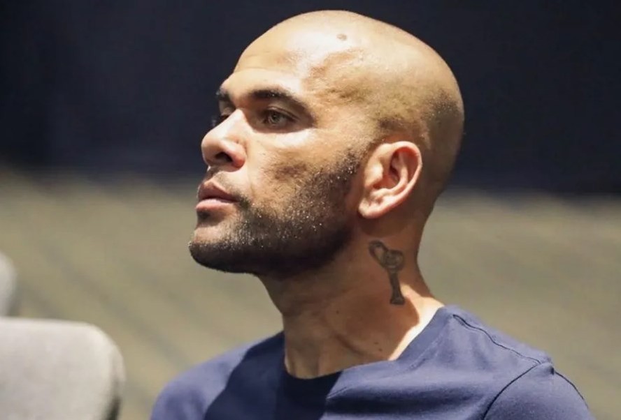 Daniel Alves pode admitir culpa na acusação de estupro, segundo imprensa espanhola