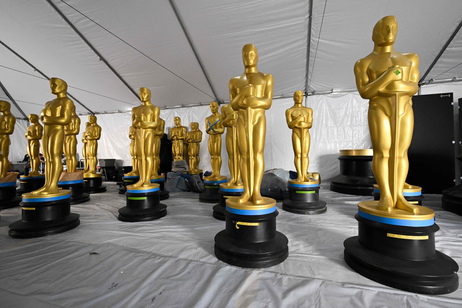 Estatuetas do Oscar aguardam pintura final para a 95ª cerimônia do festival de cinema de Hollywood, em Los Angeles, EUA — Foto: PATRICK T. FALLON/AFP