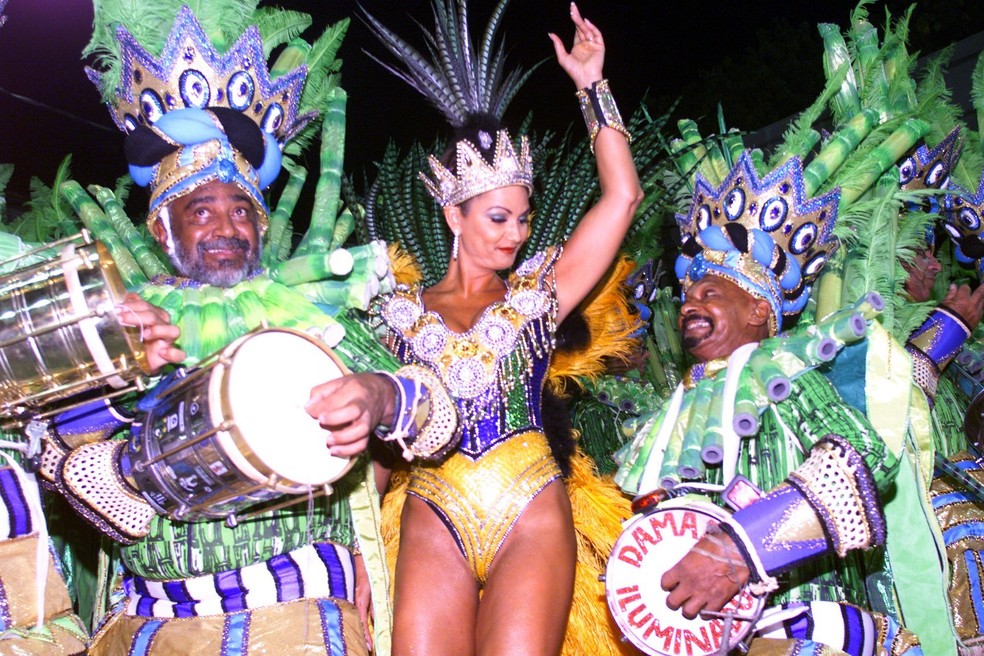 Rainha da Imperatriz, Luiza Brunet à frente da bateria no carnaval 2001 — Foto: Márcia Foletto / Agência O Globo