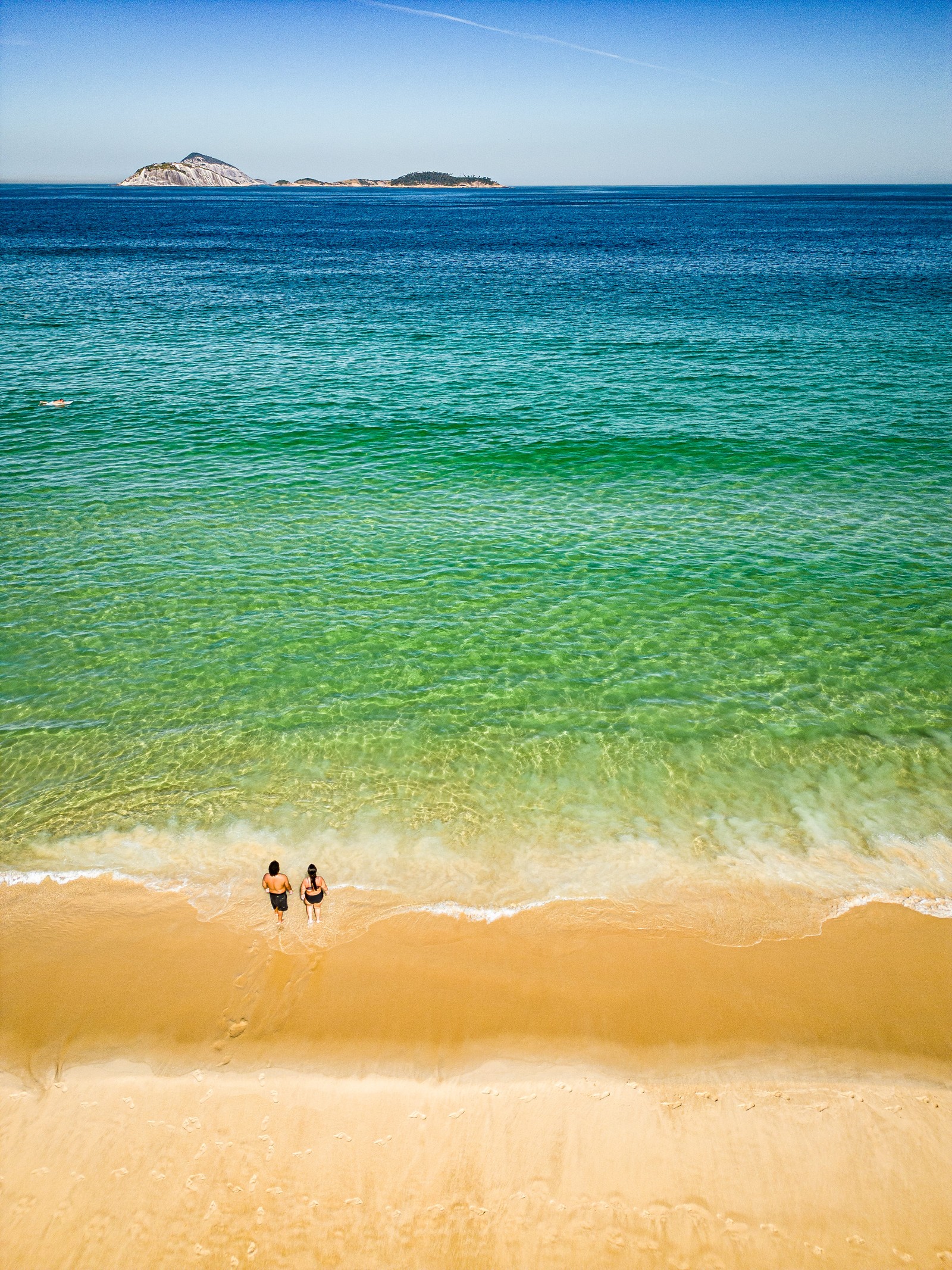 Mar do Rio com águas cristalinas. Na foto, Praia de Ipanema. — Foto: Hermes de Paula / Agência O Globo