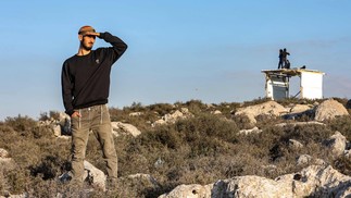 Israelenses se reúnem na tentativa de restabelecer um posto avançado de assentamento ilegal no norte da Cisjordânia — Foto: GIL COHEN-MAGEN/AFP