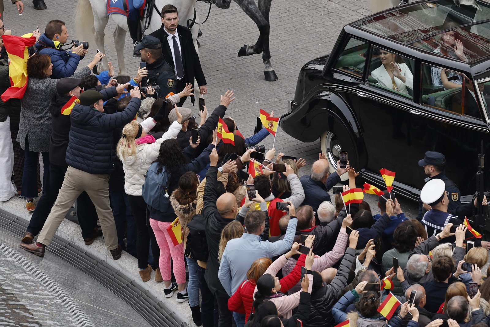 Espanhóis acenam para a princesa Leonor, que completa 18 anos hoje (31) — Foto: Oscar Del Pozo/AFP