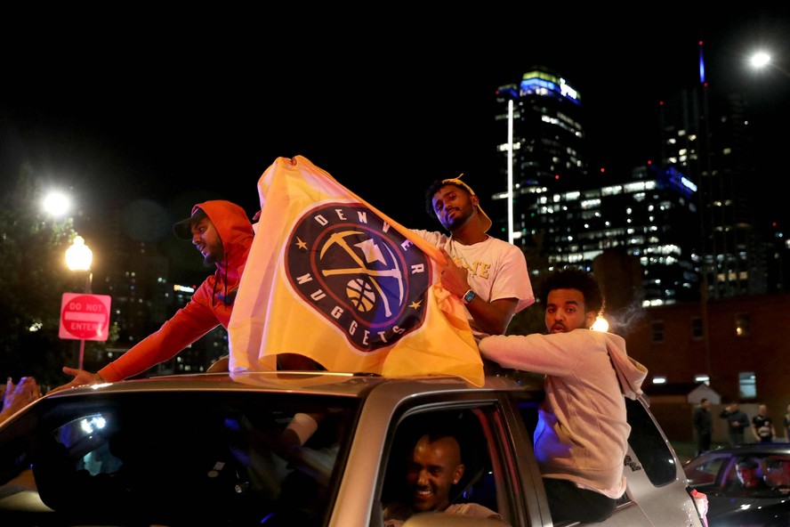 Torcedores comemora o título do Denver Nuggets nas ruas da cidade