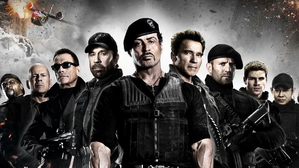 Stallone (ao centro) e o elenco de "Mercenários 2" — Foto: Divulgação