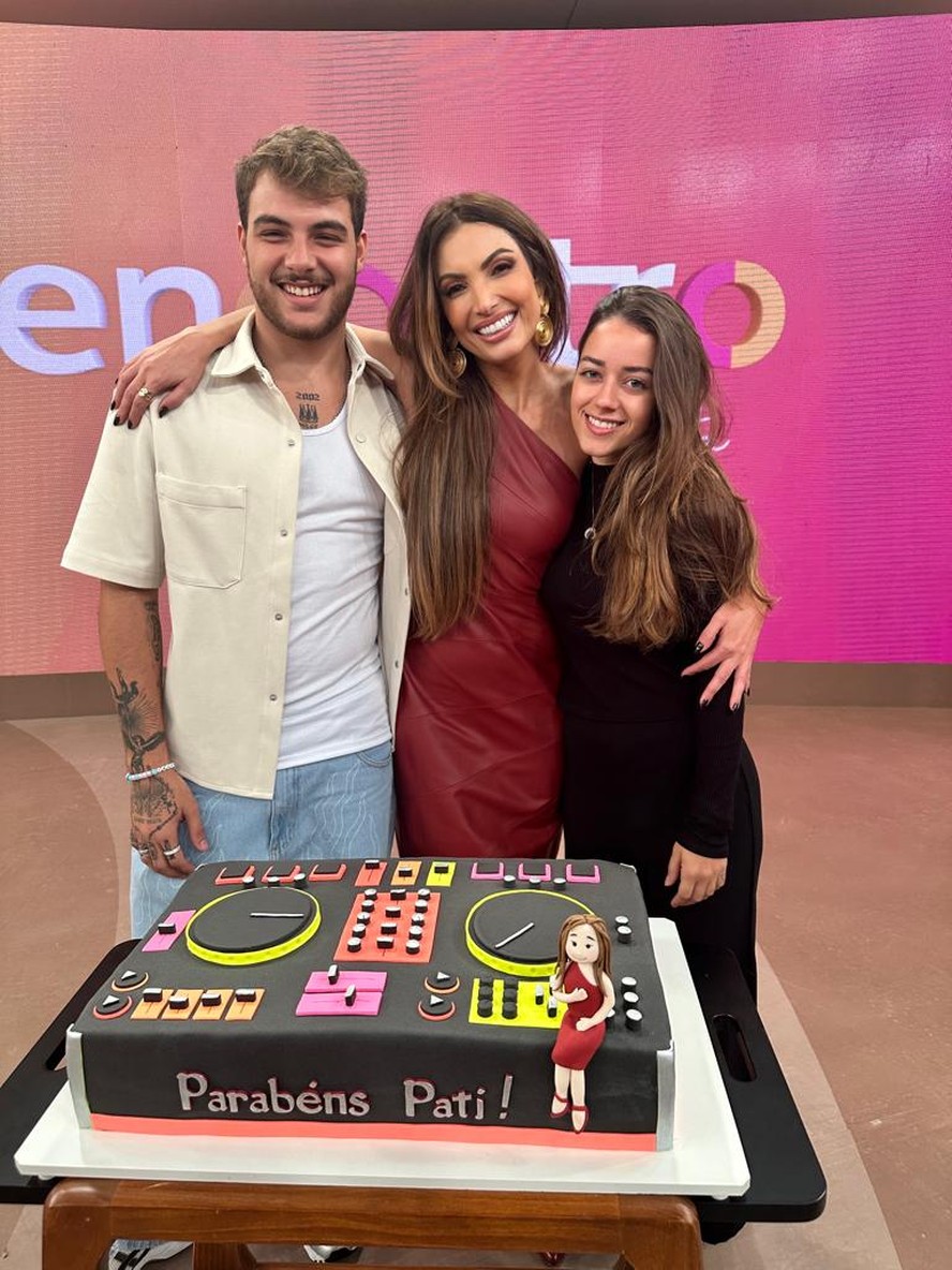 Patrícia Poeta comemora aniversário no 'Encontro' com o filho e a nora