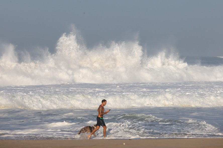 Ressaca no Leblon: ondas altas invadiram a orla; aviso é válido até sábado