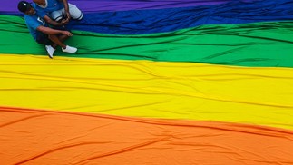 O tema deste ano é 'Basta de negligência e retrocesso no Legislativo. Vote consciente por direitos da população LGBT' — Foto: Maria Isabel Oliveira/Agência O Globo