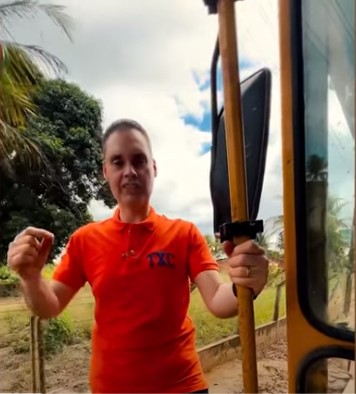 Joãozinho Pereira, superintendente da Codevasf em Alagoas, em cima de patrol do Grupo Pereira, empresa da família de Lira