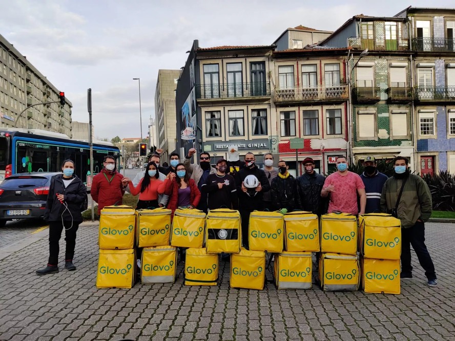 Motoboys brasileiros reunidos para manifestação no Porto em 2021