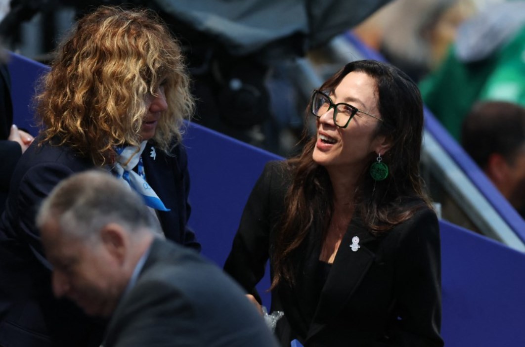 A atriz vencedora do Oscar Michelle Yeoh foi vista na Cerimônia de Abertura — Foto: Divulgação/AFP