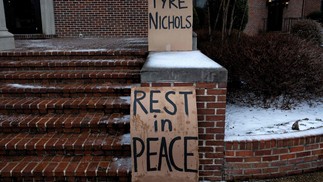 Cartazes em homenagem a Tyre Nichols em igreja do Mississipi após o funeral de Tire Nichols em Memphis, Tennessee — Foto: SETH HERALD/AFP