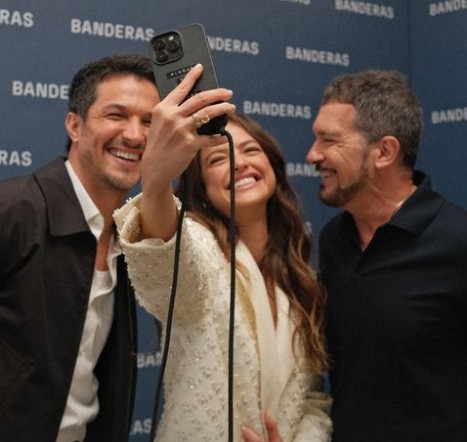 Agatha Moreira faz selfie ao lado de Rômulo Estrela e Antonio Banderas — Foto: Reprodução/Instagram