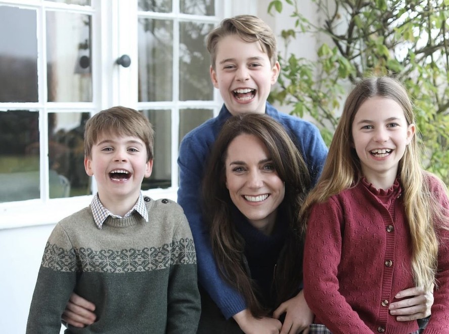 Foto da princesa Kate Middleton com os filhos divulgada pelo Palácio de Kensigton foi digitalmente manipulada