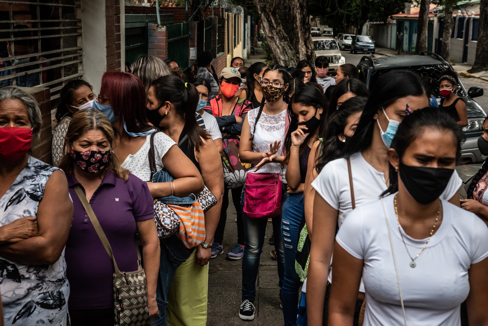 Mulheres fazem fila do lado de fora da clínica Plafam, uma organização sem fins lucrativos, em Caracas (04.12.2020). Contraceptivos não são acessíveis para a maioria das venezuelanas, o que as leva a gravidezes indesejadas em um momento em que mal conseguem alimentar os filhos que já têm  NYT