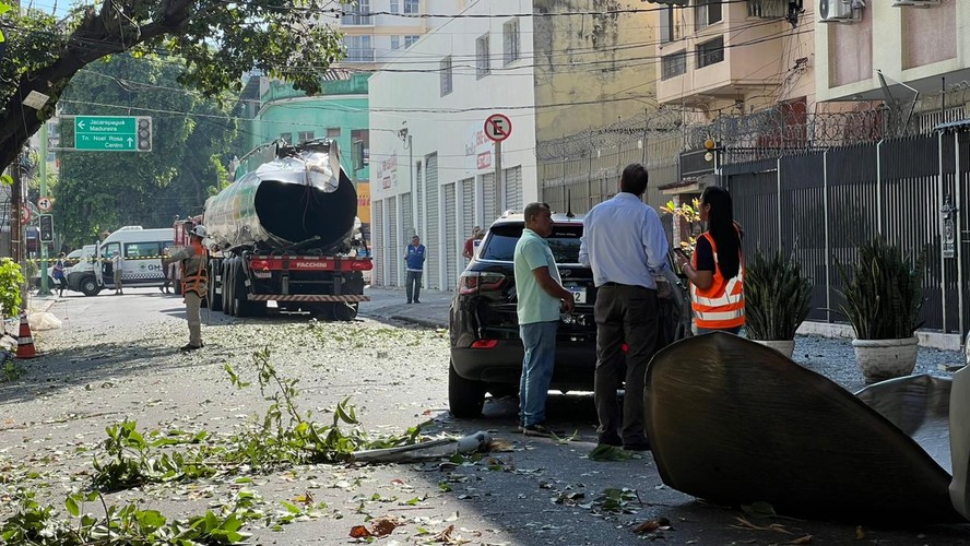 Caminhão-tanque explode e assusta moradores em Vila Isabel