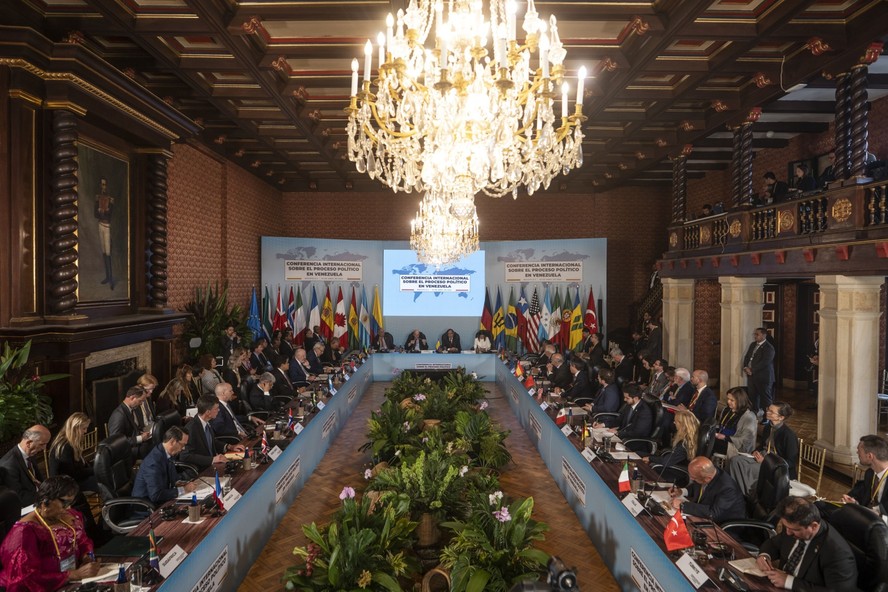 Representantes da comunidade internacional durante encontro em Bogotá sobre o alívio de sanções à Venezuela.