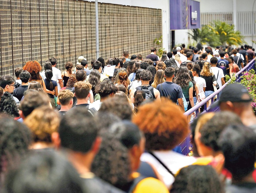 Estudantes chegam para o segundo dia do Enem 2023 em Brasília: exame reverteu tendência de diminuição da desigualdade que vinha de 2019