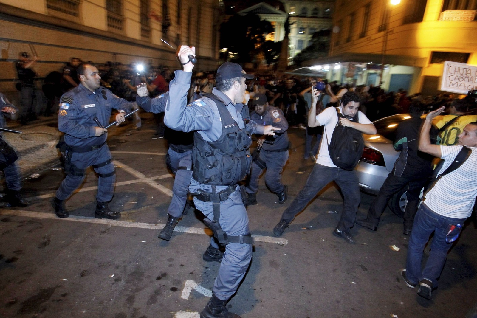 Confronto entre manifestantes e policiais perto da Câmara de Vereadores, no centro do Rio, em 31 de julho de 2013 — Foto: Marcelo Piu / Agência O Globo