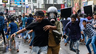 Policial detém universitário que protestava pela libertação de seus líderes, em Colombo, Sri Lanka, que enfrenta revolta popular que fez o presidente fugir do país em julho — Foto: ISHARA S. KODIKARA / AFP