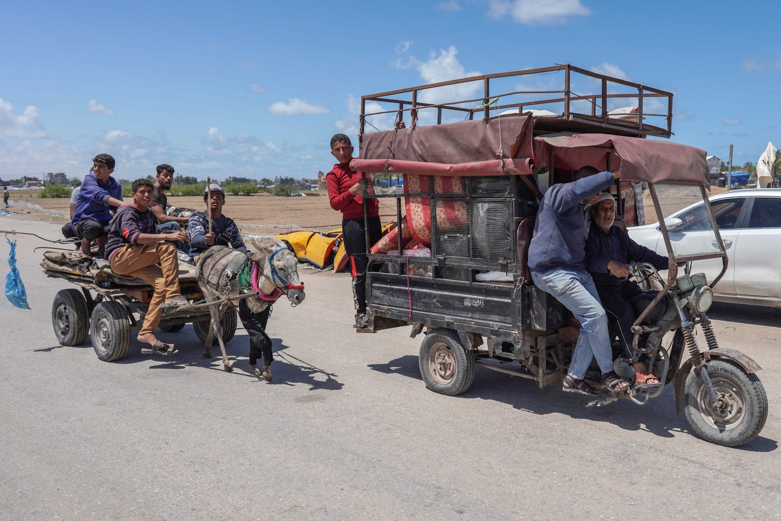 Palestinos deslocados pela guerra em Gaza deixam Rafah com seus pertences — Foto: AFP