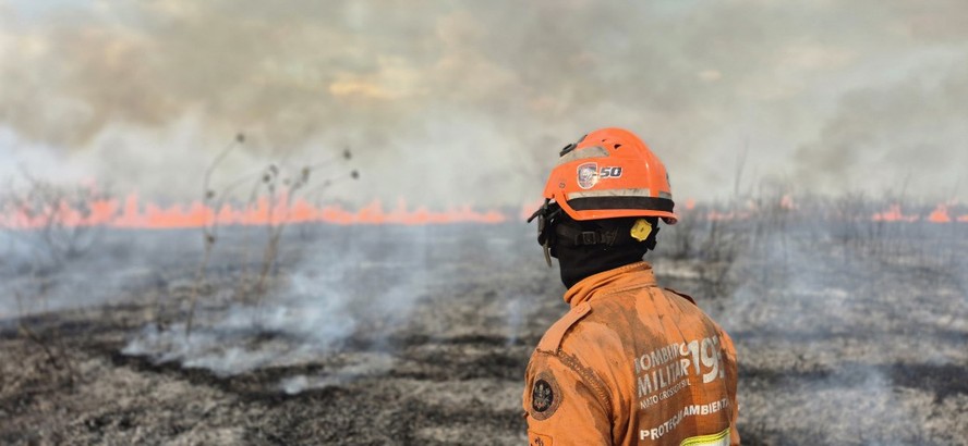 Bombeiro combate incêndio no Pantanal