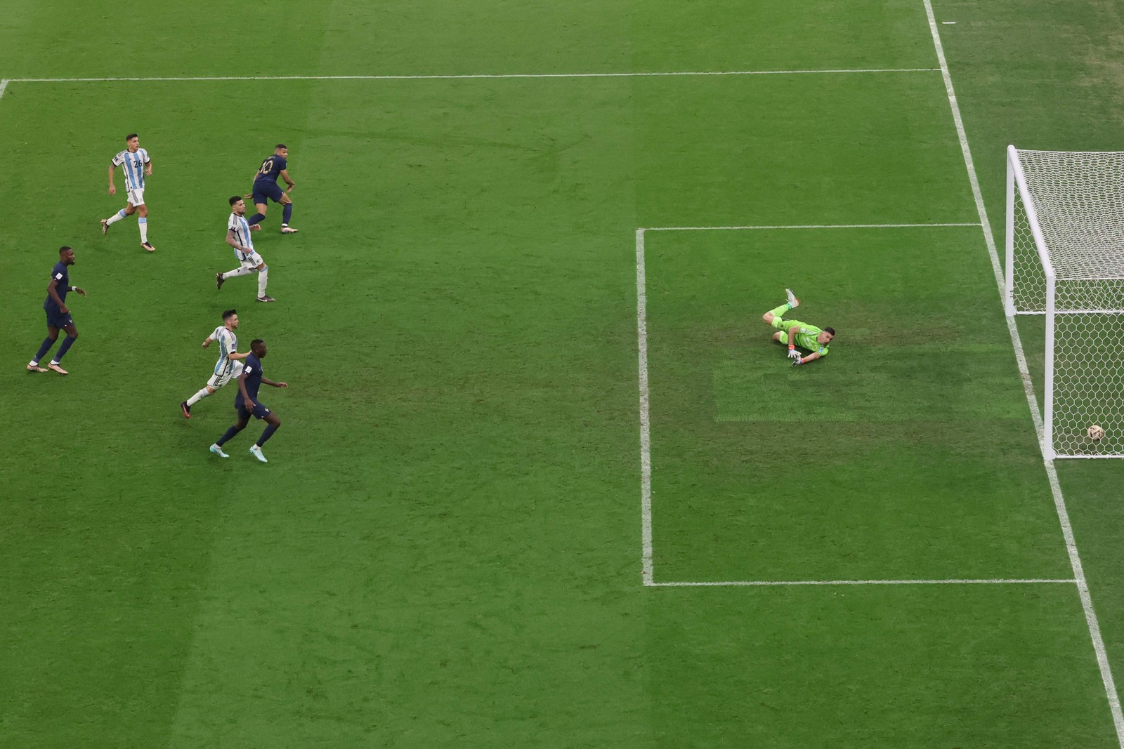 Mbappé marca o segundo gol de sua equipe sobre o goleiro da Argentina, Emiliano Martinez — Foto: JACK GUEZ / AFP