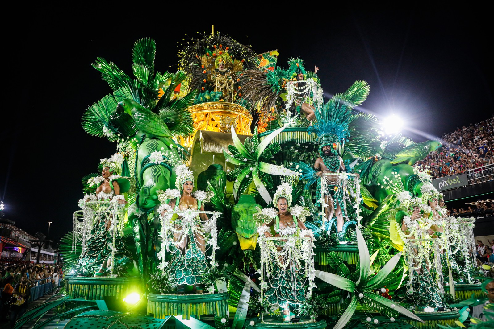 Mocidade abriu segunda noite de desfiles do Grupo Especial do Rio — Foto: Guito Moreto