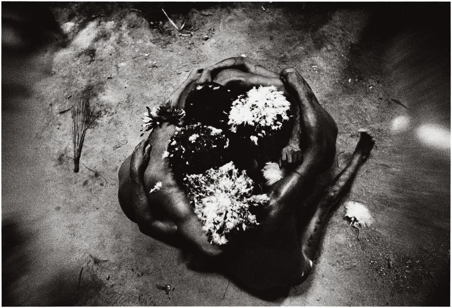 Foto da série “Reahu, o invisível”, que retrata os transes xamânicos dos ianomâmis