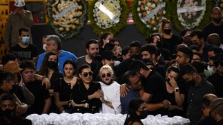 Amigos da cantora se emocionam durante velório, no Ginásio Goiânia ArenaAFP