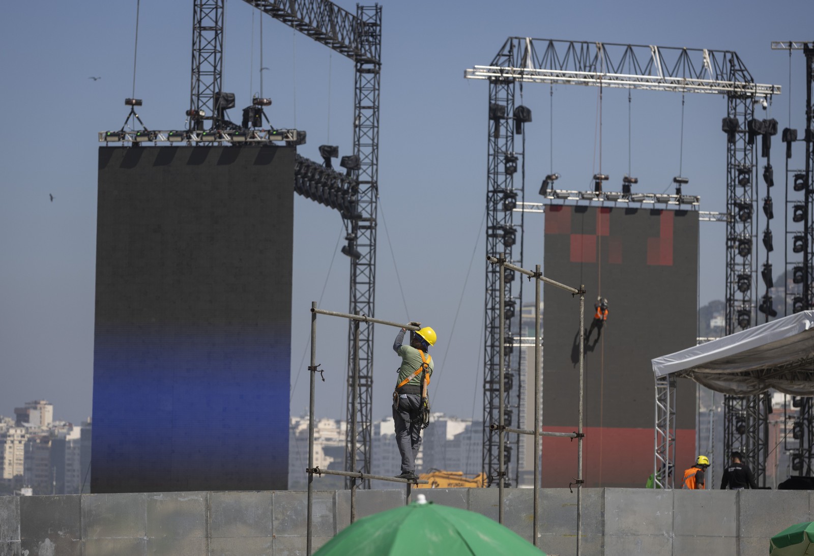 Trabalhadores na preparação para o show da Madonna em Copacabana. — Foto: Márcia Foletto / Agência O Globo