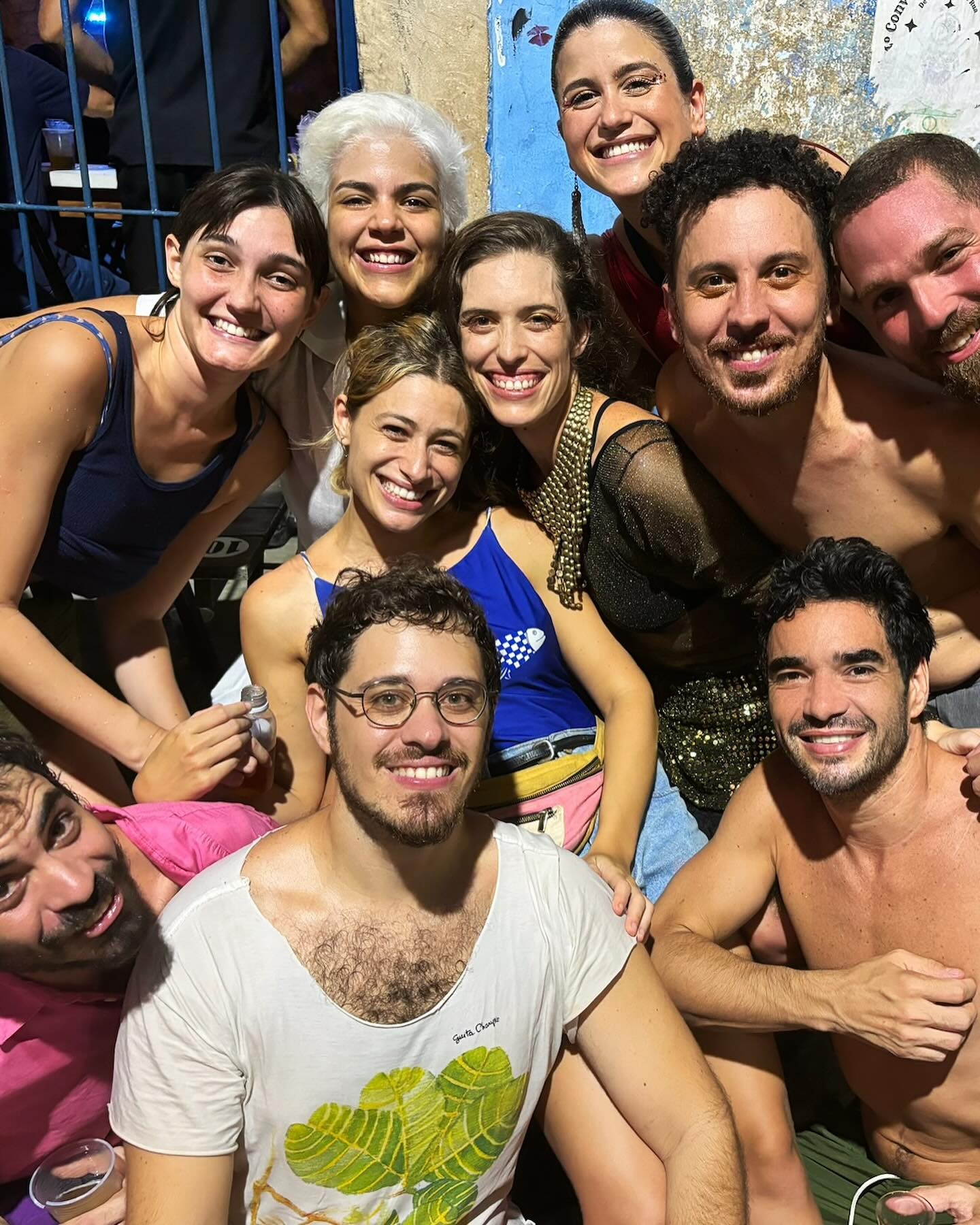 Caio Blat (dir.) e Luísa Arraes (centro) em Olinda com amigos — Foto: Reprodução/Redes sociais