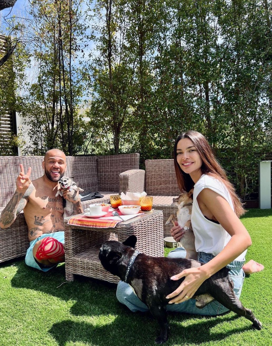 Joana Sanz e Daniel Alves na área externa da mansão — Foto: Reprodução/Instagram