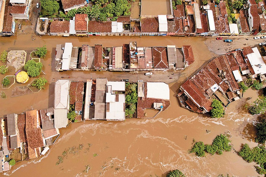 Enchente que destruiu cidades da Bahia: estado ainda tem obras de prevenção de acidentes naturais em andamento, como drenagem de rios