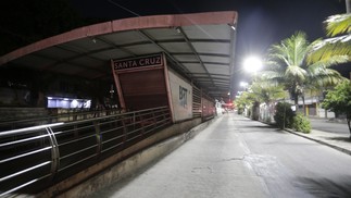 Estação Santa Cruz do BRT fechada após ataques de marginais a coletivos — Foto: Domingos Peixoto