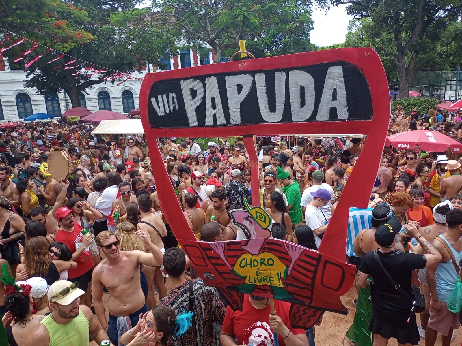 Foliões brincam com "patriota do caminhão" e aprovam prisões de manifestantes golpistas — Foto: Custódio Coimbra/Agência O Globo/18-02-2023