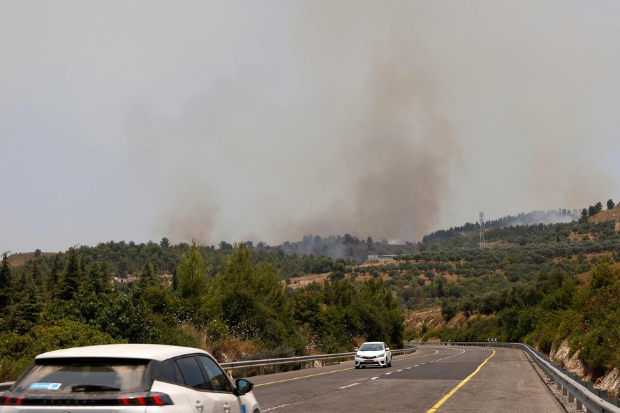 Coluna de fumaça vista de estrada na Alta Galileia, após disparo de foguetes do sul do Líbano contra o norte de Israel