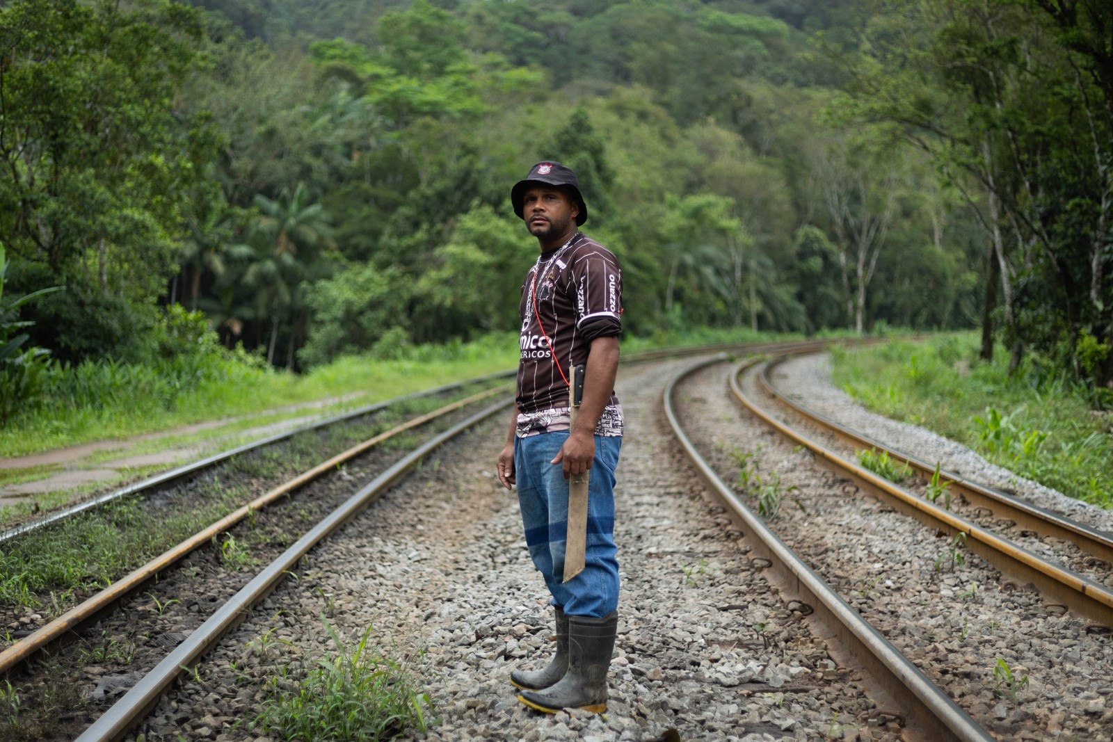 Alexandre Silva, de 38 anos, é vizinho do Pátio Ferroviário Paratinga — Foto: Maria Isabel Oliveira
