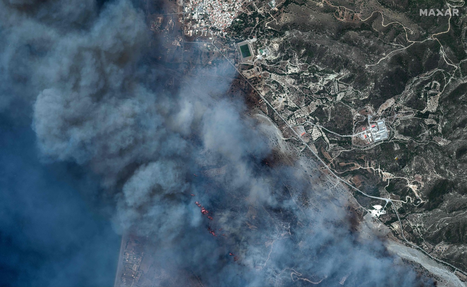 Na imagem, um incêndio perto de Gennadi, na ilha de Rodes. Desde o início do verão, uma onda de calor assolou milhões de pessoas em grande parte do hemisfério norte. Segundo previsões de especialistas, julho pode se tornar o mês mais quente já registrado na história. — Foto: Handout / Satellite image ©2023 Maxar Technologies / AFP