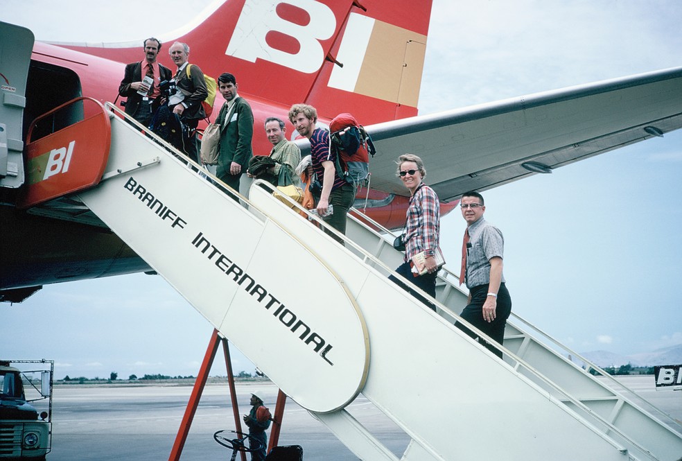 Foto de Bill Eubank, de sua expedição de 1973 no Monte Aconcágua, na Argentina, mostra, a partir da esquerda: John Cooper, Carmie Dafoe, Jim Petroske, Arnold McMillen, John Shelton, Janet Johnson e Bill Eubank. Cooper e Johnson mais tarde morreram na montanha durante a escalada. — Foto: Bill Eubank via The New York Times