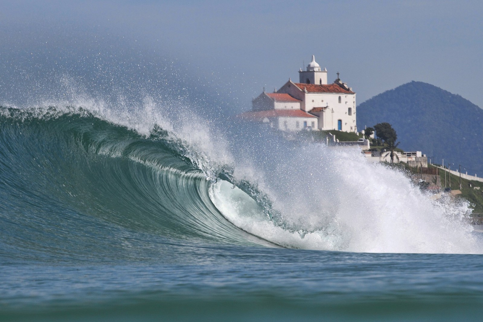 Uma onda perfeita quebra na Praia de Itaúna, com o Morro da Igreja ao fundo, em Saquarema, Região dos Lagos do Estado do Rio — Foto: Divulgação / TurisRio