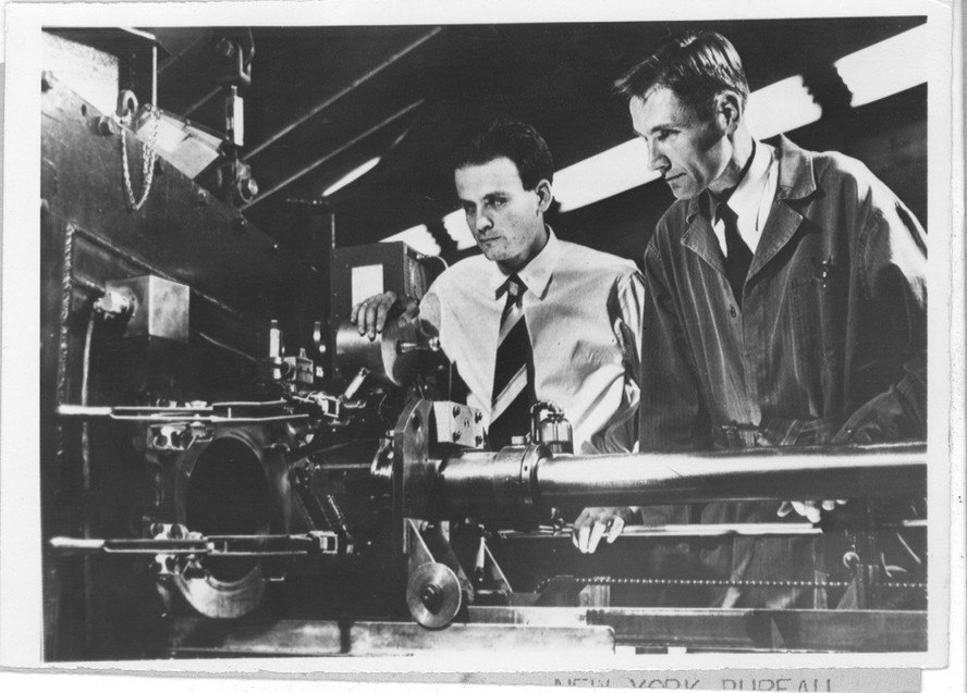 César Lattes (sem jaqueta) com Eugene Gardner na Universidade da Califórnia, em 1948