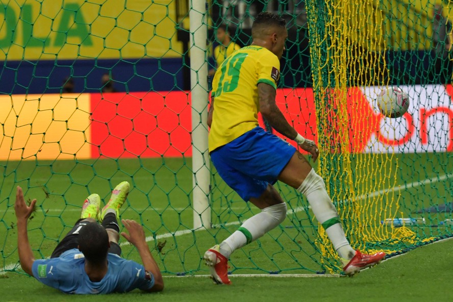 Raphinha marca para o Brasil contra o Uruguai