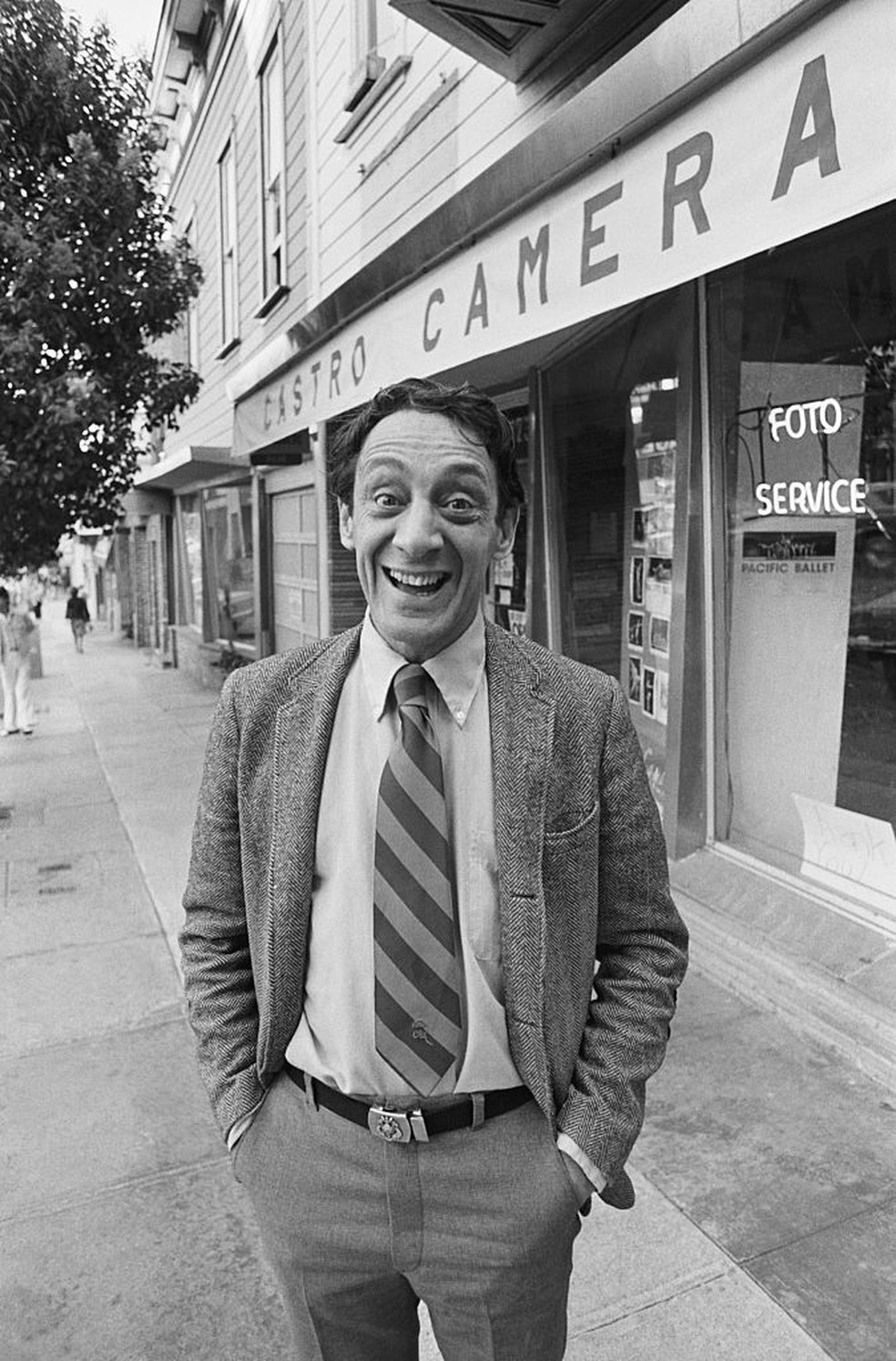 Harvey Milk em frente à Castro Camera, em 1977: loja serviu de refúgio e comitê político — Foto: GettyImages