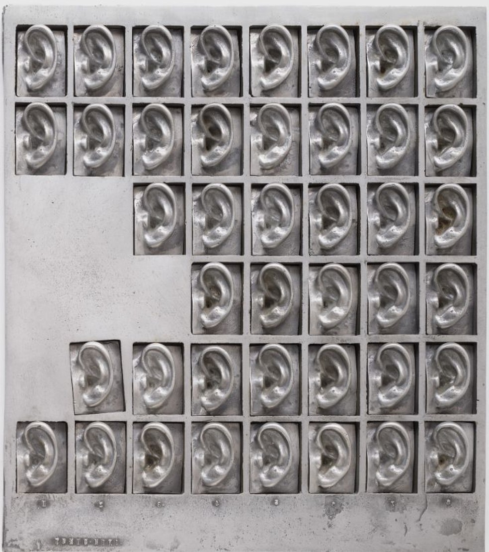 Obra em alumínio de Tomio Miki, de 1964: orelhas se transformaram em objeto dominante nas esculturas do artista — Foto: Site do MoMA