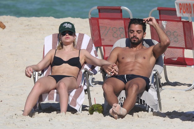 Agatha Moreira e Rodrigo Simas na Praia da Barra