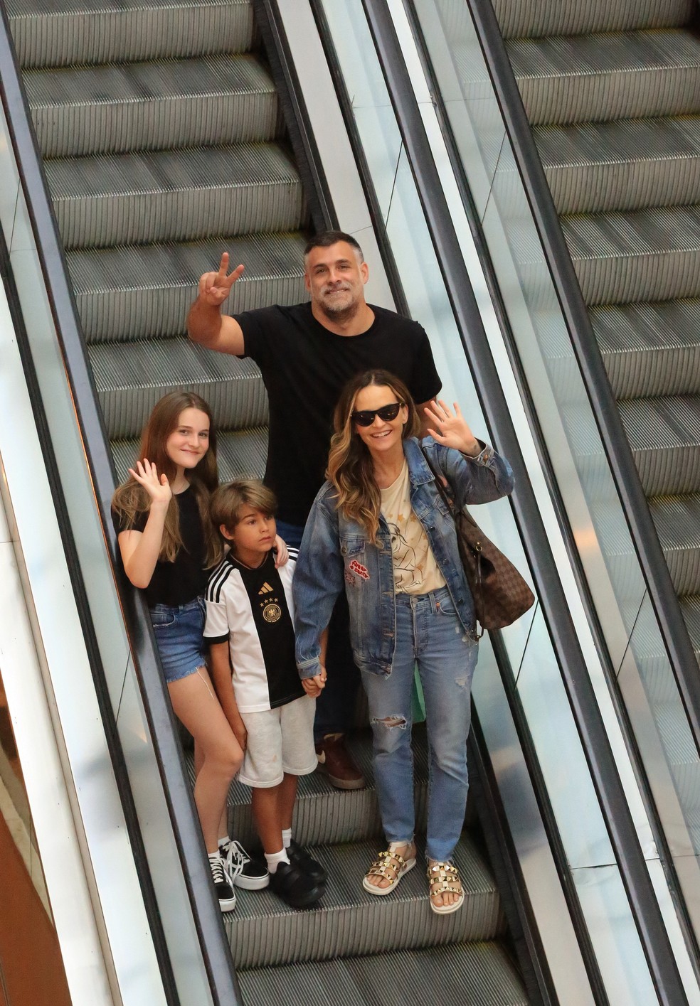 Fernanda Rodrigues e Raoni Carneiro com a família — Foto: Edson Douglas/AgNews