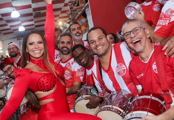 Viviane Araújo é rainha de bateria da Salgueiro no Rio e da Mancha Verde no Carnaval SP